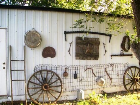 Old Garden Tools, Flea Market Gardening, Yard Tools, Funky Junk Interiors, Garden Junk, Farm Tools, Funky Decor, Vintage Garden Decor, Vintage Display