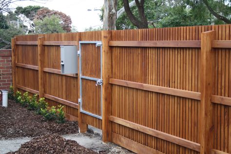 Gallery - Top Class Fencing & Gates - Timber Pickets, Paling, Merbau Melbourne Batten Fence, Vertical Fence, Timber Gates, Juniper Green, Fence Planters, Modern Fence Design, Modern Front Yard, Rustic Fence, Fencing Ideas