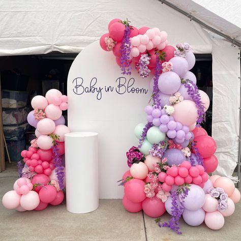 Balloon Garland Flowers, Baby In Bloom Arch Backdrop, Baby In Bloom Balloon Arch, Rainbow Shower Ideas, Baby In Bloom Backdrop, Flower Balloon Garland, Birthday Event Ideas, Grad Party Theme, Backyard Birthday Parties