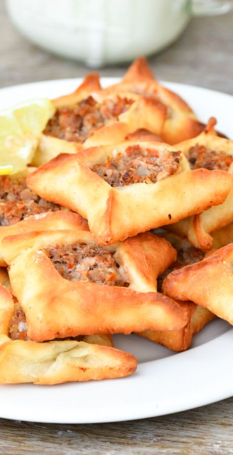 Lebanese Mezze, Lebanese Meat Pies, Arabisk Mad, Syrian Food, Middle East Food, Middle East Recipes, Lebanese Cuisine, Lebanese Food, Meat Pies