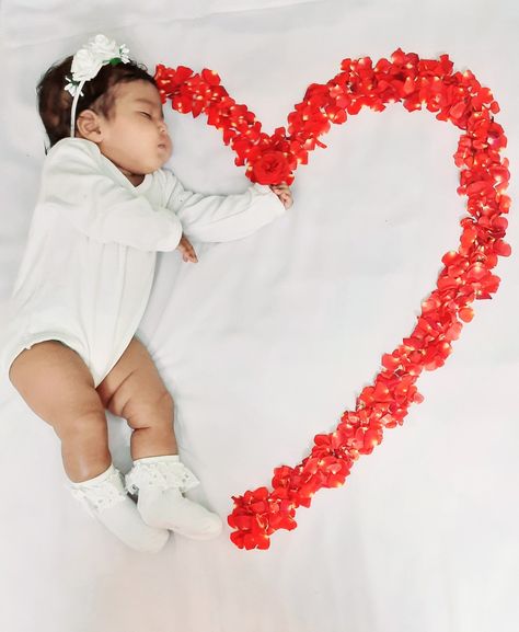 Rose Petals Photoshoot Ideas, One Month Baby Girl Photoshooting, Baby Girl Monthly Photoshooting Ideas, 1 St Month Baby Photo Shoot, Baby Girl Photoshooting Ideas, Newborn Girl Photoshooting, 1 Month Baby, Baby Boy Newborn Photography