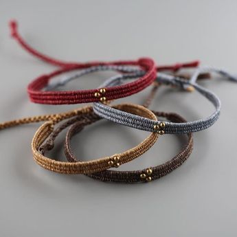 Woven Bracelet Tutorial, Hand Knotted Bracelet, Floss Bracelets, Ankle Bracelet Tattoo, Diy Bracelets With String, Jewels Diy, Diy Friendship Bracelets Tutorial, Braided Rope Bracelet, Macrame Bracelet Patterns