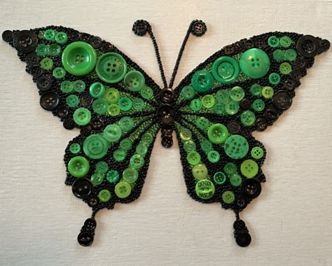 Button Butterfly Art, Button Art Butterfly, Butterfly Button Art, Diy Papillon, Button Art On Canvas, Vintage Buttons Crafts, Button Butterfly, Button Art Projects, Buttons Crafts Diy