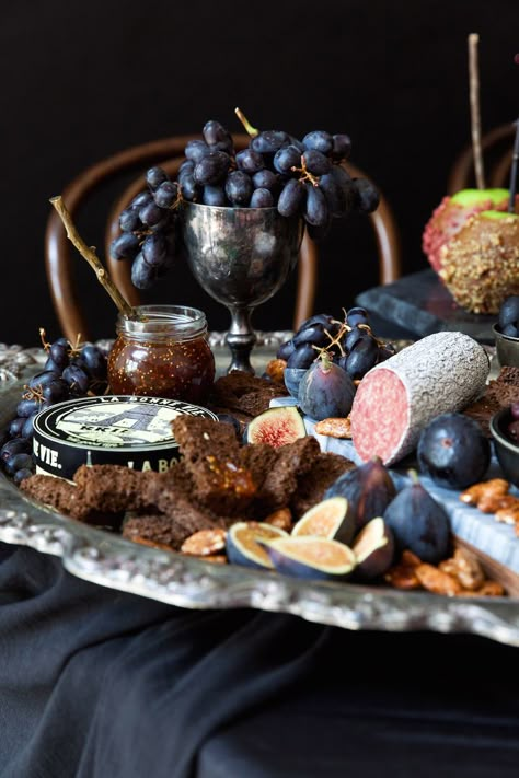 the spookiest, most beautiful cheese plate we've ever seen Gothic Dinner, Elegant Halloween Party, Halloween Dinner Party, Halloween Charcuterie, Halloween Party Dinner, Samhain Halloween, Wedding Halloween, Camille Styles, Halloween Appetizers