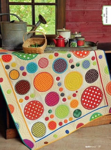 Quilt Basics, Polka Dot Quilts, Quilt Modernen, Circle Quilts, Kids Quilts, Childrens Quilts, Diy Upcycling, Sewing Quilts, Quilts To Make