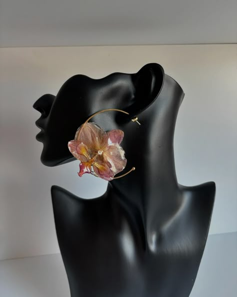 The last paire of Orchid Hoop is the exotic vibe you need for this summer 🌼🧡🌞 #koraatelierbcn #barcelonahandmade #joyasfloresreales #idearegalo #bijouxfleurs Orchid Jewelry, Flowers Jewelry, Wire Flowers, Tangle Art, Real Flower Jewelry, Fairy Jewelry, Polymer Crafts, Expensive Jewelry, Handmade Wire Jewelry