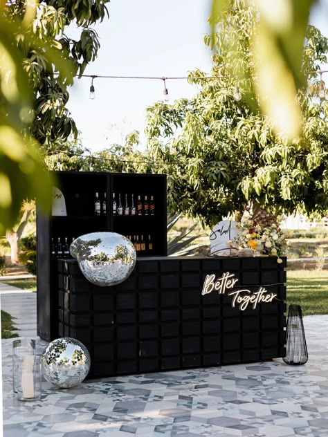 25 Disco Ball Wedding Ideas for Dazzling Displays Mobile Bar Ideas, Disco Ball Wedding, Foodtrucks Ideas, Cocktail Decor, Mobile Bartending, Cocktail Decoration, Outdoor Cocktail, Black Gold Wedding, Bar Setup