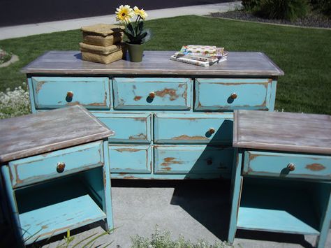 How to distress furniture. Need to do this on the old dresser in storage! Bedroom Turquoise, Rustic Furniture Diy, Shabby Chic Dresser, Distressed Furniture, Refurbished Furniture, Chic Bedroom, Diy Vintage, Paint Furniture, Redo Furniture