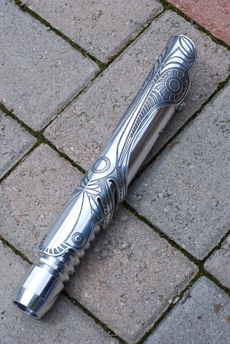 Jedi Lightsaber, Custom Lightsaber, Lightsaber Design, Mandalorian Cosplay, Lightsaber Hilt, Star Wars Fashion, Star Wars Books, Star Wars Light Saber, Star Wars Concept Art