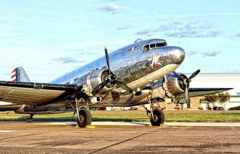 Douglas Dc3, Luxury Jets, Douglas Aircraft, Passenger Aircraft, Vintage Planes, Military Airplane, Vintage Lifestyle, Vintage Aviation, Vintage Airplanes