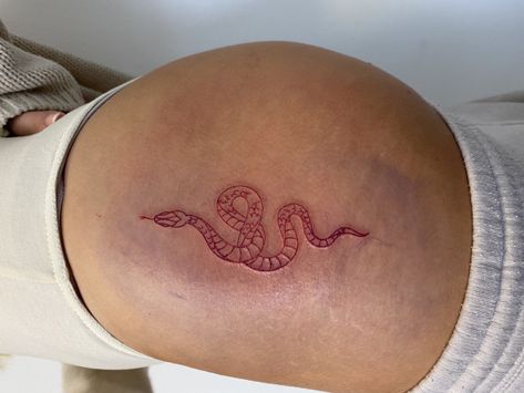 red snake tattoo rote schlange frau woman hüfte po hips Snake Tattoos Hip, Red Snake Tattoo Hip, Red Snake Tattoo, Tattoo Bein Frau, Small Snake Tattoo, Small Snakes, Small Pretty Tattoos, Snake Tattoo, Discreet Tattoos