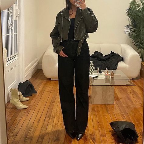 Olivia Manni on Instagram: "baggy pants pointy toes" Baggy Pants And Boots Outfit, Baggy Pants Pointy Heels, Black Pants Boots Outfit, Baggy Pants And Pointy Heels, Baggy Pants Heels Outfit, Outfits With Pointy Heels, Baggy Pants Heels, Jeans With Pointy Heels Outfits, Pointy Toe Heels Outfit