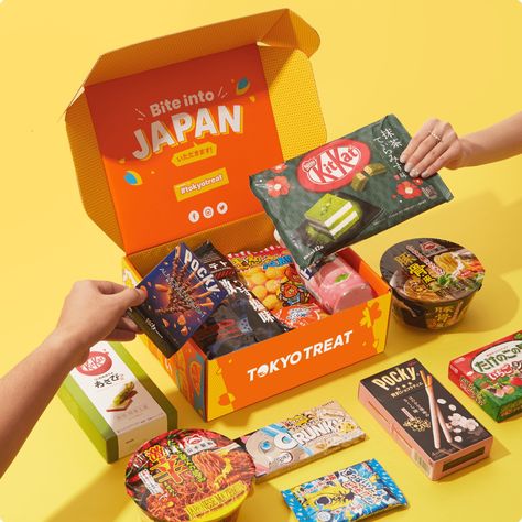 Snack Box Subscription, Snack Box Packaging Design, Hampers Snack, Snacks Japonais, Japanese Snack Box, Tokyo Treat, Kue Macaroon, Japanese Candy Snacks, Cheese Packaging