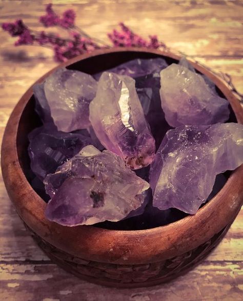 Amethyst Aesthetic Crystal, Crystals Protection, Crystals Meditation, Purple Mineral Crystals For Meditation, Amethyst Healing Properties, Purple Mineral Crystal For Meditation, Amethyst Properties, Desert Rose Crystal, Crystal Altar