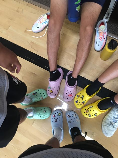 Crocs Style Outfits Men, Men In Crocs Outfit, Guys Wearing Crocs, Crocs Basketball, Crocs Outfit Men, Basketball Crocs, Gang Photos, Kiznaiver Anime, Uk Girl