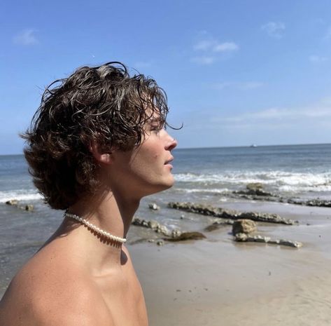 Surfer Curls Men, Beach Hair Men, Surfer Curtains Hair Men, Beach Boy Hair, Surfer Mullet, Surfer Boy Hair, Surfer Curtains Hair, Mens Wavy Hairstyles, The Flow Hairstyle Men