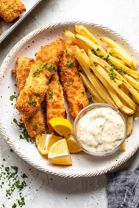 Plate of fish and chips with tartar sauce Air Fryer Fish And Chips, Air Fryer Fish Recipes, Fish N Chips Recipe, Air Fryer Fish, Cooking Seafood, Air Fryer Dinner Recipes, Fish Dinner, Healthy Fish, Chips Recipe