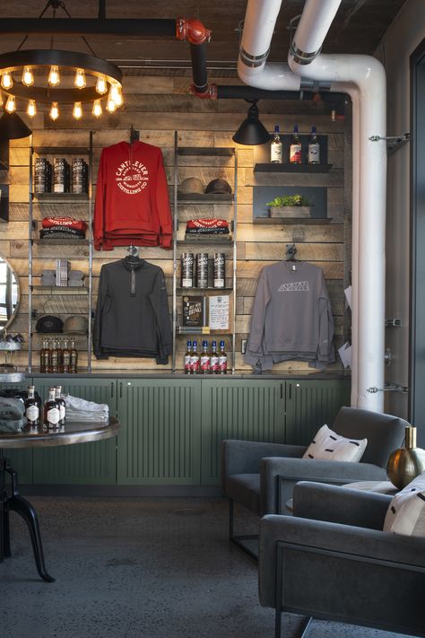 Small Taproom Design, Rustic Brewery Interior Design, Restaurant Merchandise Display, Restaurant Merchandise Ideas, Bar Merchandise Ideas, Brewery Decor Interior Design, Brewery Merchandise Display, Taproom Interior Design, Brewery Design Interior