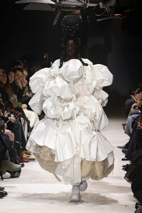 Comme des Garçons Ready To Wear Fall Winter 2024 Paris – NOWFASHION Comme Des Garcons Aesthetic, Male Couture, Comme Des Garcons Runway, Commes Des Garcons, Rei Kawakubo Comme Des Garcons, Fashion Major, Fashion Illustration Collage, Catwalk Models, Fashion Courses