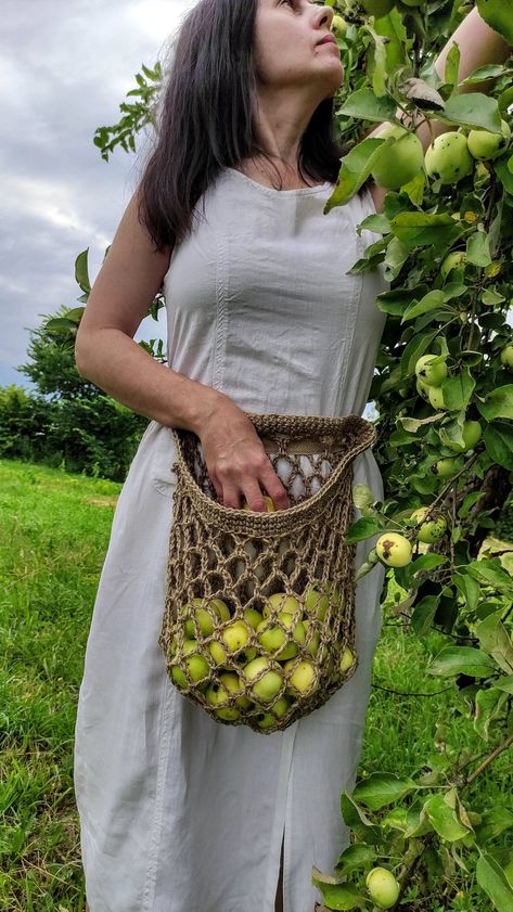 Bag-basket for harvesting.   Very convenient functional mesh apron pocket.   First, it is used for harvesting fruits, vegetables, garlic, onions, nuts, and then for their storage.   The tape just needs to be pushed further into the holes so that the hanging basket for storage comes out of the apron.   Mesh bag is made of natural jute.   Thanks to the holes, it is light, compact and ideal for harvesting and storing crops.   When used, it stretches and holds a lot.   I came up with this idea to ma Crochet Garden Harvest Bag, Crochet Harvest Basket, Apron Storage Ideas, Crochet Garden Bag, Harvest Basket Ideas, Crochet Foraging Bag, Pocket Wall Hanging, Crochet Apron, Harvest Apron