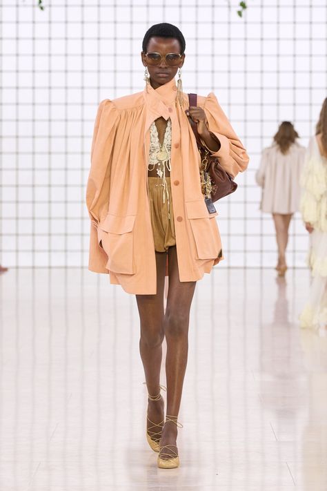 Chloé Spring 2025 Ready-to-Wear Collection | Vogue Tan Leather Jackets, Fashion Archive, Spring 2025, Moda Paris, Estilo Boho Chic, Spring Fashion Trends, Swimsuit Set, Denim Flares, Spring Dress