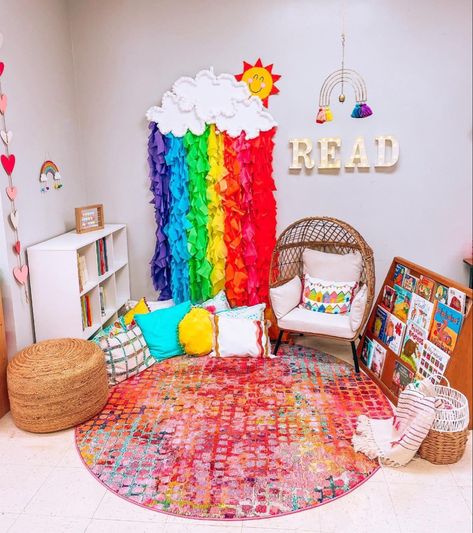 Rainbow Ideas For Classroom, Diy Wall Decor For Classroom, Kindergarten Classrooms Interiors, Headstart Classroom Decor, Classroom Pencil Organization, Reading Center Preschool Decor, Colorful Classroom Decor Ideas, Colorful Daycare Classroom, Preschool Reading Corner Ideas