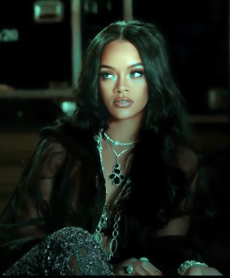 Celebrity Pfp Aesthetic, Rihanna Outfits, Rihanna Looks, Rihanna Photos, Rihanna Riri, Studio Photography Poses, Rihanna Style, Badass Style, Saint Michael