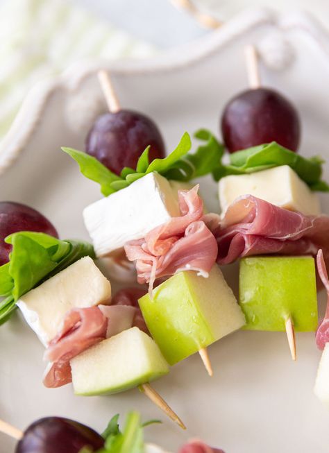 Fruit Bites Appetizers, Finger Foods Skewers, Snacks On Skewers, Charcuterie With Fruit, Finger Food Platters Ideas Entertaining, Brie And Fruit Skewers, Grape Charcuterie Board, Snack Skewers Appetizers, Appetizer Recipes Prosciutto