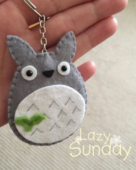 Totoro Crafts, Totoro Diy, Totoro Party, Felt Keychain, Kawaii Diy, Felt Crafts Diy, Anime Crafts, Felt Diy, Felt Dolls