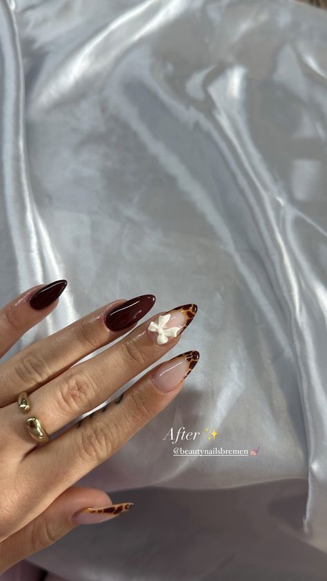 Brown Gold Acrylic Nails, Carmel Nail Design, Brown French Nails With Design, Almond Nails Brown Design, Brown Theme Nails, Thanksgiving Almond Nails Ideas, Brown French Tip With Chrome, Fall Nail Ideas Almond Shape, Brown Almond French Tip Nails