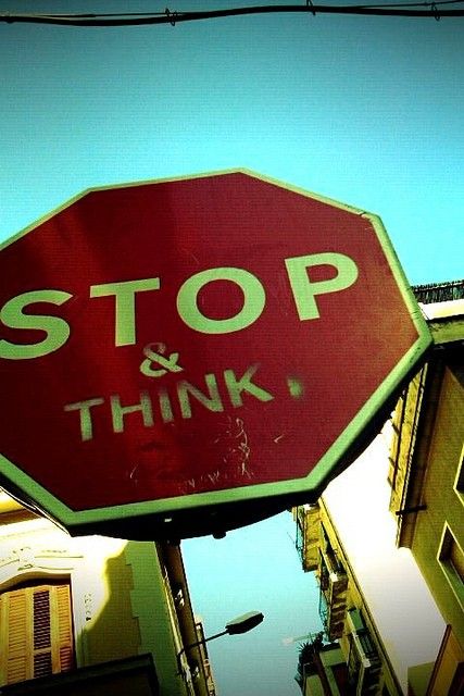 Alto!! Detente y piensa Stop Sign Art, Stop And Think, Stop Sign, Head And Heart, Street Signs, Funny Signs, Way Of Life, Sign Art, Urban Art