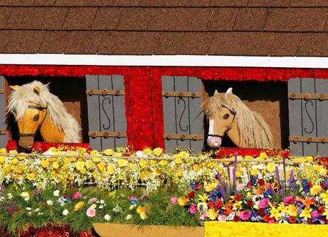 "Horses" on a Rose Parade float. Angels On Horseback, Parade Ideas, Rosé Theme, Rose Parade, Christmas Float, Christmas Float Ideas, Parade Float, Themed Christmas, Horse Racing