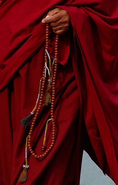 Tibetan Monk with Bodhiseed #Mala. Photo ©copyright Garuda Trading Monk Mindset, Mandala Chakra, Tibetan Monk, Tibetan Mala, Arte Yoga, Annapurna Circuit, Amitabha Buddha, Buddhist Monk, Tibetan Buddhism