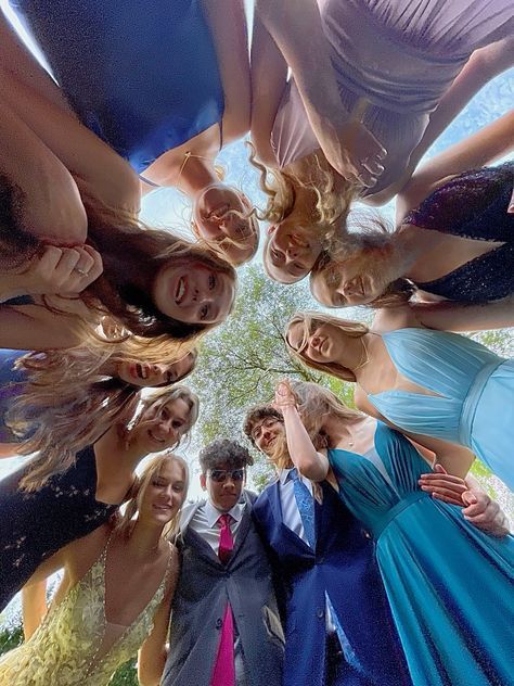 Cute Prom Group Pictures, Ball Picture Ideas, Fun Group Prom Photos, Banquet Picture Ideas, Group Poses For Prom, Friend Group Pic Ideas, Group Prom Photo Ideas, Group Formal Photos, Prom Photos With Friends Group Poses