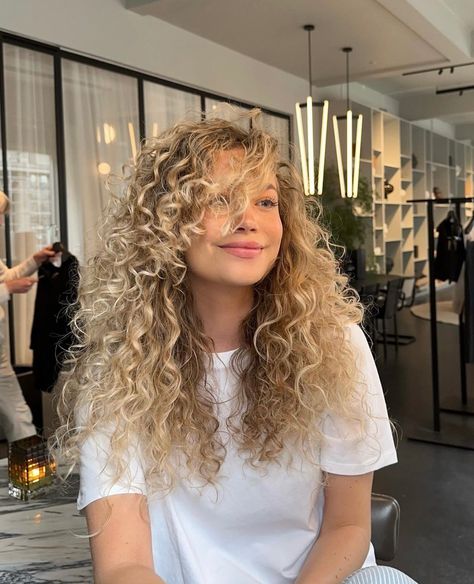 Curly Blonde Highlights Balayage, Blonde Coily Hair, Blonde Curly Hair Mixed Girl, Blond Curly Hair Girl, Curly Blonde Hair Girl, Golden Blonde Curly Hair, Blonde Balayage Curly Hair Natural, Dirty Blonde Curly Hair, Curly Blonde Girl