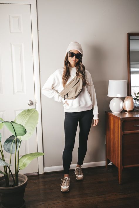 Seven Ways To Elevate Your Leggings Outfits - Stitch & Salt Early Fall Outfits Casual, Cold Casual Outfit Winter Fashion, Mom Leggings Outfits, Chic Leggings Outfit, Casual Leggings Outfit Winter, Leggings And Sweatshirt Outfit, Cold Weather Outfits Comfy, Outfit Ideas With Leggings, Sweater Leggings Outfit