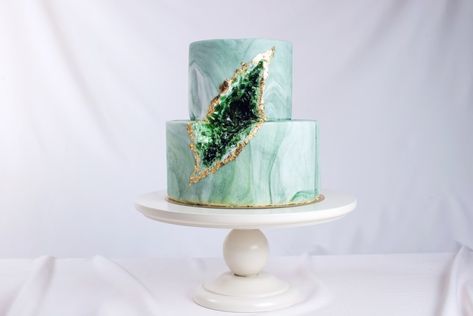 Green Geode Cake, Geology Wedding, Wedding Cake Green, Geode Wedding Cake, Geode Cakes, Geode Cake Wedding, Metallic Wedding Cakes, Types Of Wedding Cakes, Green Geode