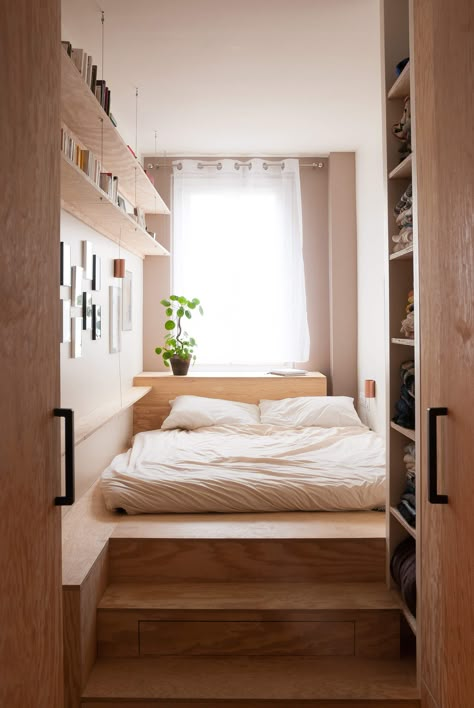 La superficie de la chambre est étudiée pour glisser un lit et une colonne de rangement. Pour créer un effet cocon et ajouter quelques espaces de stockage en plus, une estrade en bois a été créée et fait office de sommier. Bedroom Drawers, Box Furniture, Creative Bedroom, Small Room Design, Tiny Bedroom, Tiny Apartment, Furniture Couch, Diy Cat, Small Room Bedroom