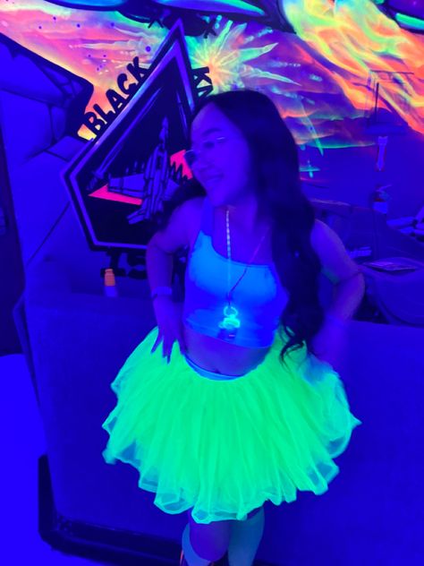 Glow In The Dark Birthday Party Outfit, Neon Birthday Dress, Glow In Dark Outfit, Glow In Dark Outfit Ideas, Neon Clothes Party Outfit Ideas, What To Wear To A Glow Party, Glow Theme Party Outfits, Neon School Dance, Pool Party Neon Night