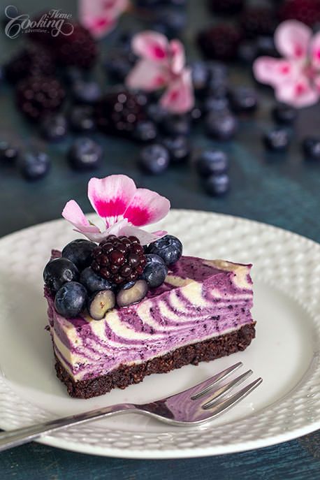 Raw Vegan Zebra Cake Blackberry Filling, Raw Vegan Cheesecake, Raw Vegan Cake, Vegan Tarts, French Delicacies, Raw Vegan Diet, Vegan Cheesecake Recipe, Raw Vegan Desserts, Cooking Competition