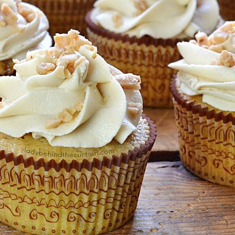 Caramel Whipped Cream Frosting, Praline Cupcakes, Praline Frosting, Flavored Frosting, Cupcake Bar, Praline Cake, Chocolate Hazelnut Cake, Easy Frosting, Gourmet Cakes