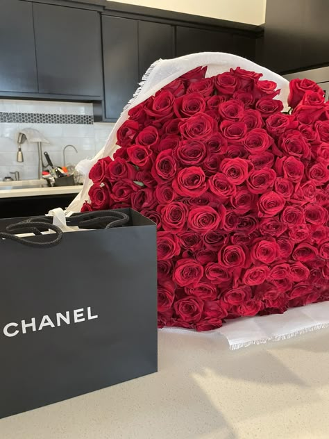 Luxury Couple, Cute Couple Gifts, Rich Girl Lifestyle, Flowers Bouquet Gift, Dream Gift, Flower Therapy, Luxe Life, Luxury Lifestyle Dreams, Beautiful Bouquet Of Flowers