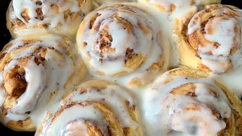 Cinnamon Rolls Ideas, Canned Cinnamon Rolls, Cinnamon Rolls From Scratch, Bagel Breakfast Sandwich, Pillsbury Cinnamon Rolls, Mcdonalds Breakfast, Strawberry Dessert Recipes, Breakfast Bagel, Cinnamon Chips