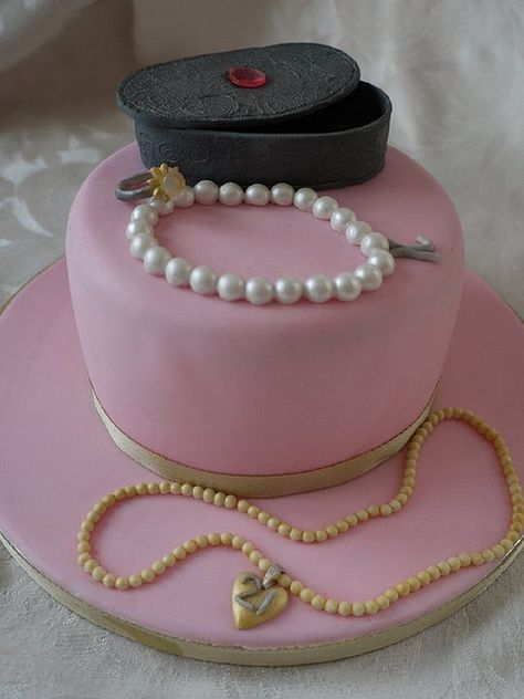 pretty older girls birthday cake Jewelry Box Cake, Girls Birthday Cake Ideas, Chocolate Drizzle Cake, Birthday Cake Pics, Awesome Birthday Cakes, Box Birthday Cake, Jewel Cake, Jewelry Cake, Cake Jewelry