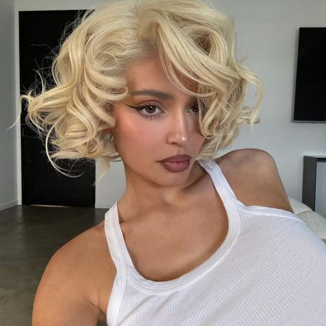 Kylie Jenner's Blonde Bob Is *So* Marilyn Monroe-Coded Kylie Blonde, Kylie Jenner Blonde Hair, Bleach Blonde Bob, Manifesting Lifestyle, Angelina Core, Kylie Jenner Icons, Kylie Jenner Blonde, Kristen Jenner, Jenner Hair