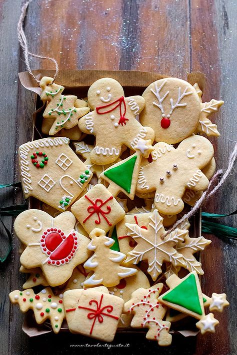 Christmas Biscuits Recipe, Christmas Cookies Packaging, Christmas Sugar Cookies Decorated, Christmas Biscuits, Healthy Food Facts, Christmas Sweets, Christmas Sugar Cookies, Biscuit Recipe, Chocolate Cake Recipe