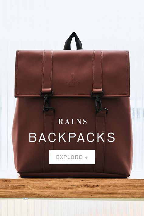 Old Money Bagpack, Rains Backpack Outfit, Dry Backpack, Fashion Scandinavian, Backpack Inspiration, Rains Backpack, Leather Inspiration, Messenger Backpack, Bucket Backpack