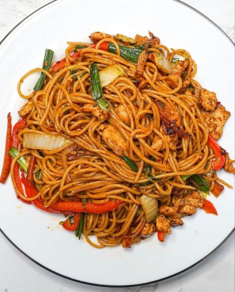 Chicken Stir Fry Aesthetic, Nice Food Pictures, Stir Fry Aesthetic, Spaghetti Pictures, Chicken Aesthetic Food, Nigerian Spaghetti, Spaghetti Stir Fry, Stir Fry Spaghetti, Spaghetti Aesthetic