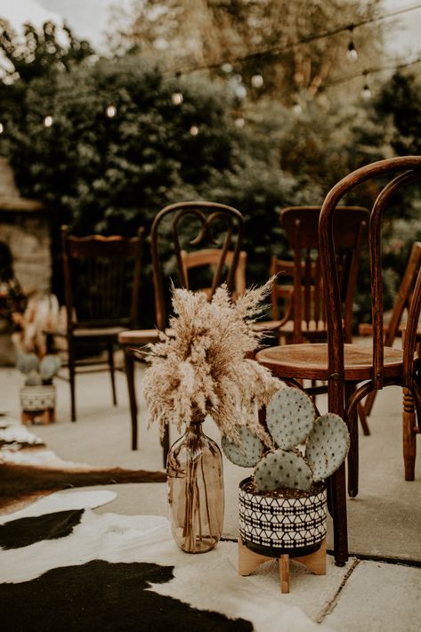 Western Wedding Ceremony Seating, Western Boho Table Decor, Boho Western Wedding Aisle Decor, Boho Western Wedding Decorations, Southwest Boho Wedding, Western Boho Wedding Reception Decor, Western Ceremony Decor, Western Boho Wedding Ideas, Western Wedding Decorations Receptions