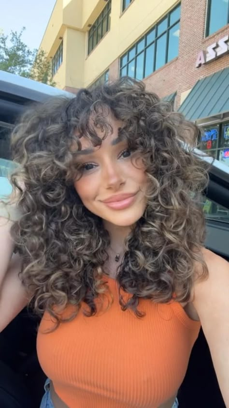 Round Haircut Medium Curly Hair, Caucasian Curly Hairstyles, Straight Hair Styles On Curly Hair, Flattering Curly Haircuts, Trending Curly Haircuts, Curly Hair Layers Medium Natural Curls, Blonde Peekaboo Highlights Curly Hair, Curly Haircut And Color, Low Light Curly Hair